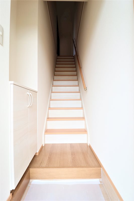 玄関　玄関を開けると階段とシューズボックス