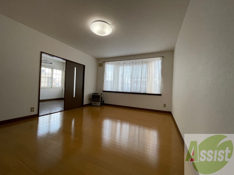 居室・リビング　リビングです。白を基調としていてお部屋全体が明るいですね！