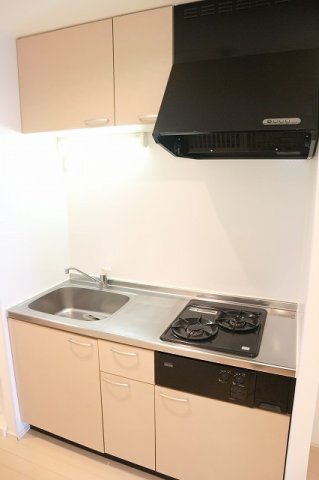 キッチン　ユッタリとした流し台は２口コンロ付き