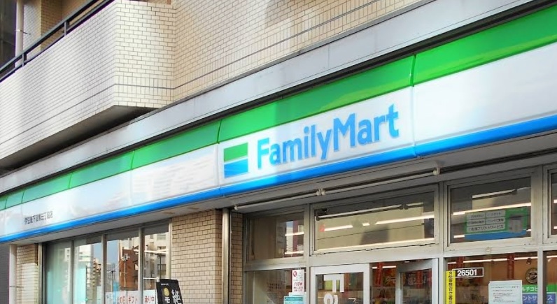 コンビニ　ファミリーマート伊豆屋下目黒三丁目店（コンビニ）まで270m