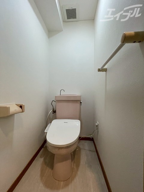 トイレ　手すり付きで安心なトイレです♪