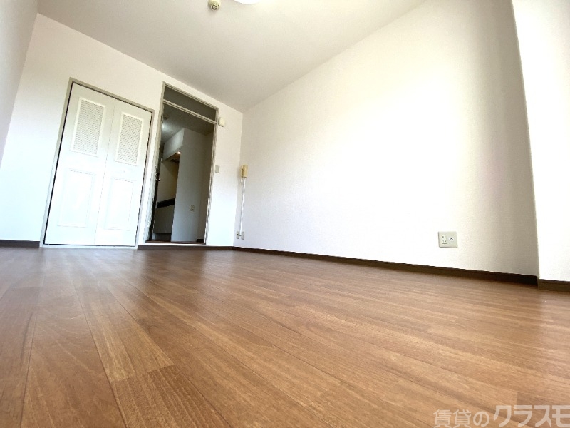 居室・リビング　白を基調にした明るいお部屋です。