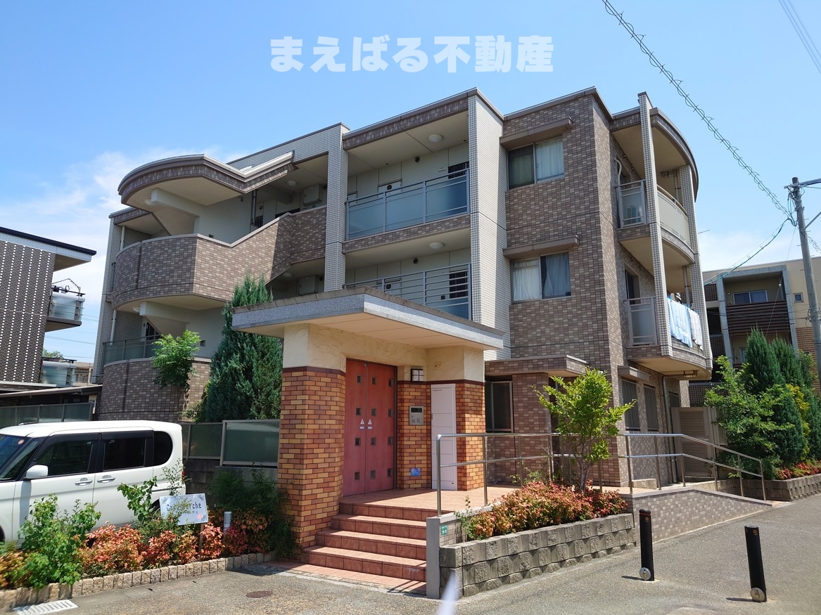 建物外観　住宅街に立地