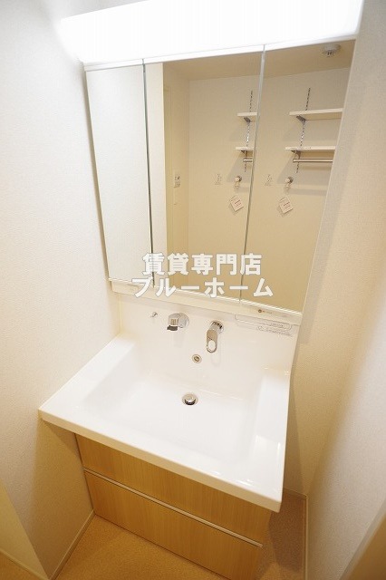 洗面設備　三面鏡独立洗面台！