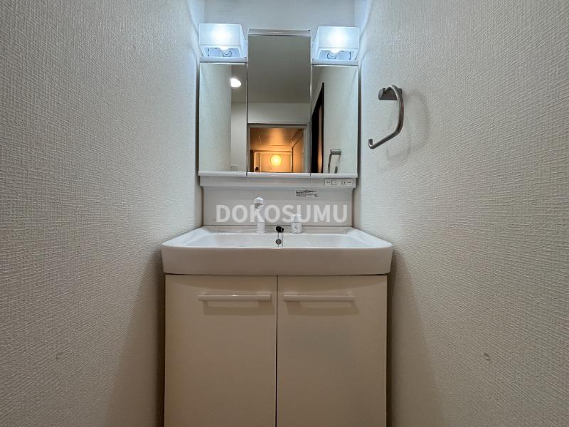 洗面設備　忙しい朝もスムーズに。使いやすさを追求した清潔な洗面空間。