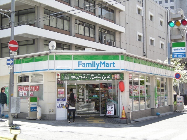 コンビニ　ファミリーマート（コンビニ）まで130m