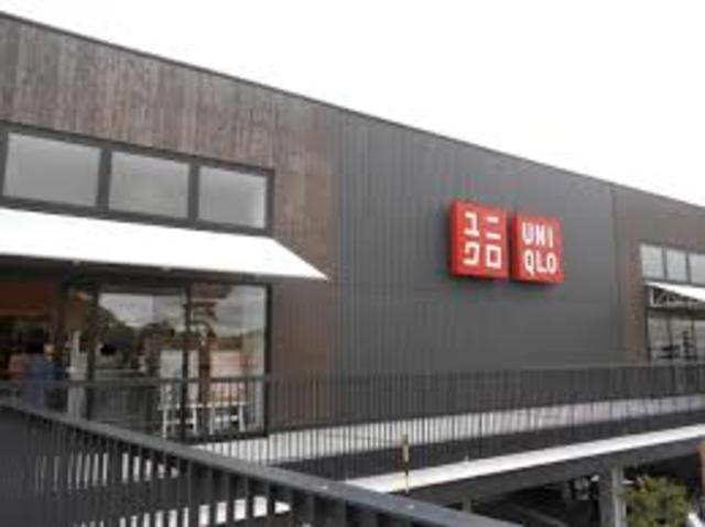 ショッピングセンター　ユニクロ吹田グリーンプレイス店（ショッピングセンター）まで1042m