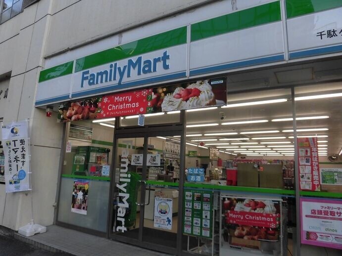 コンビニ　ファミリーマート新大久保店（コンビニ）まで279m
