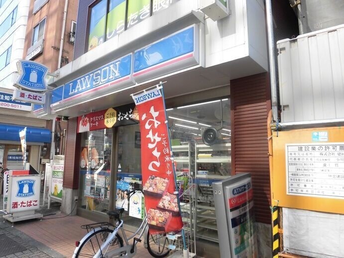 コンビニ　ローソン・スリーエフ大久保通店（コンビニ）まで303m