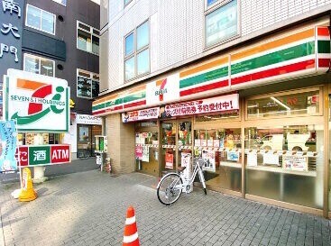 コンビニ　セブンイレブン新宿新大久保駅前店（コンビニ）まで327m