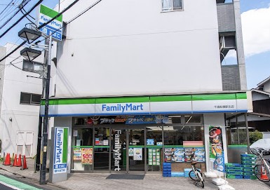 コンビニ　ファミリーマート千歳船橋駅北店（コンビニ）まで516m