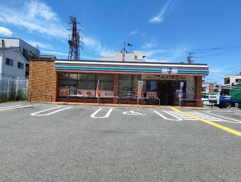 コンビニ　セブンイレブン守口寺方本通2丁目店（コンビニ）まで179m