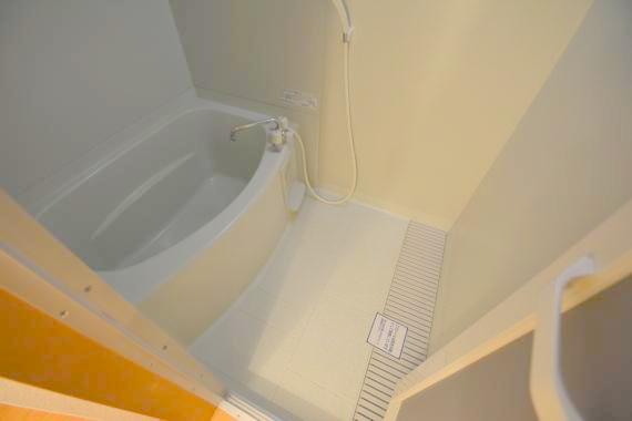 バス・シャワールーム　バスルームはトイレと別々で、広々としていますよ。