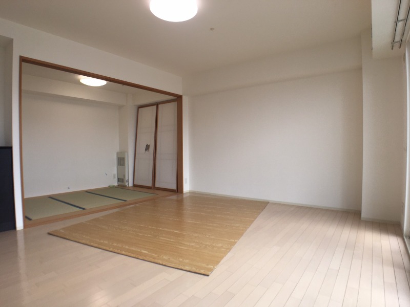 居室・リビング　広くてキレイなお部屋が広がっていて、充実した生活が送れそう。