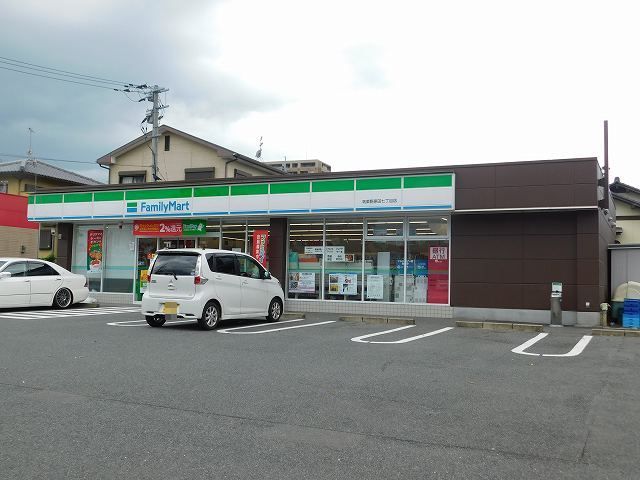 コンビニ　ファミリーマート（コンビニ）まで800m