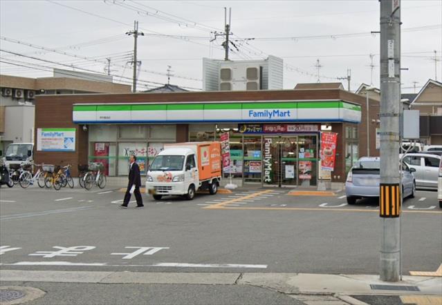 コンビニ　ファミリーマート（コンビニ）まで334m