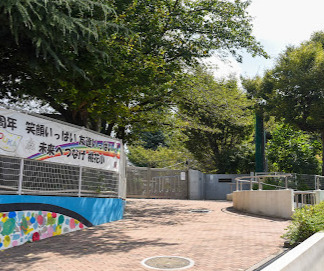 小学校　中野区立桃花小学校（小学校）まで303m