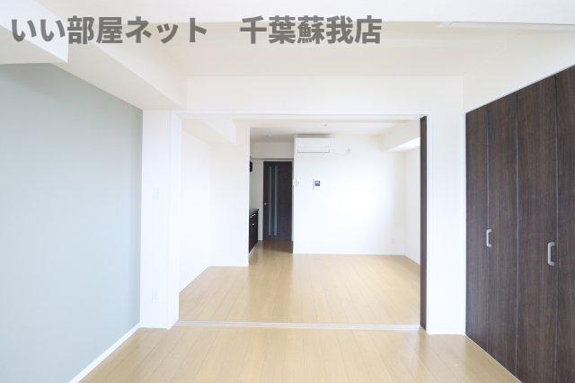 その他部屋・スペース　開放的な寝室です