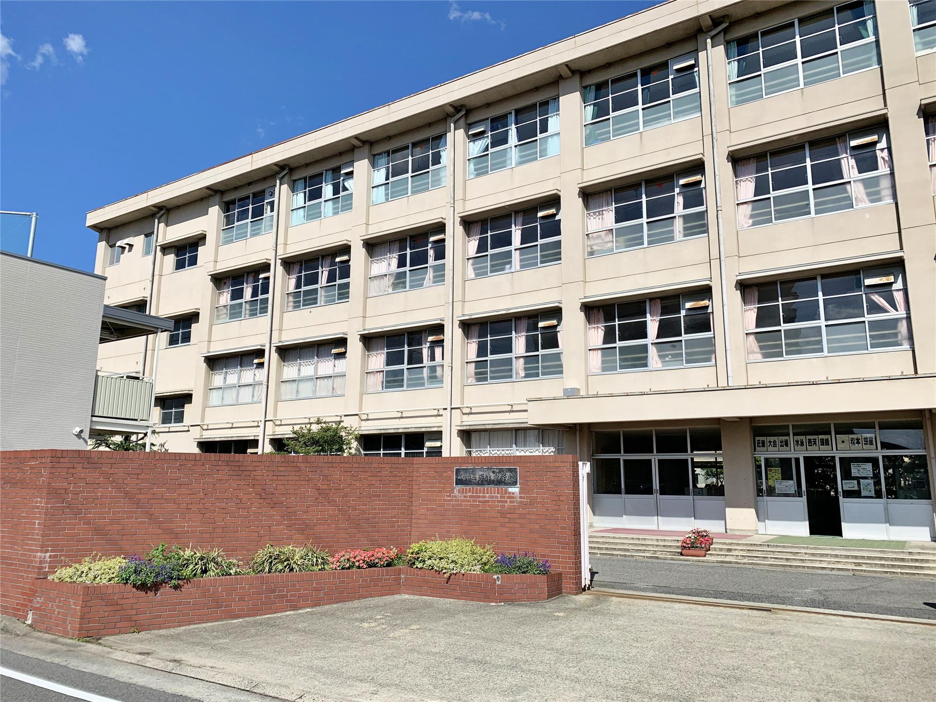 中学校　深津中学校（中学校）まで1900m