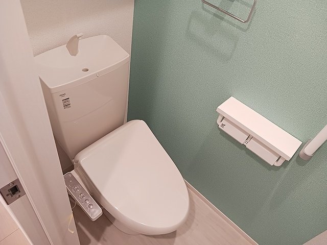 トイレ　落ち着いた色調のトイレです