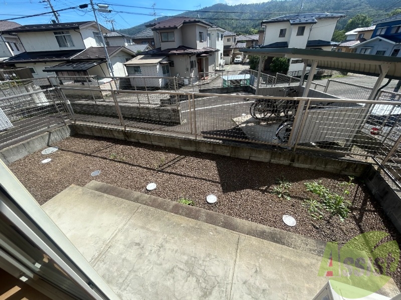 バルコニー　専用庭付きの物件になります。広々としております。