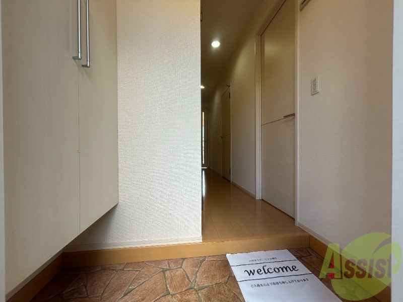 玄関　玄関からの様子です。すぐ部屋が見えないのは安心ですね。