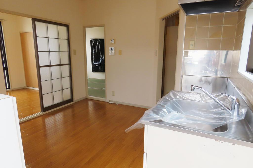 メゾンヤスアキーナB号棟の居間写真