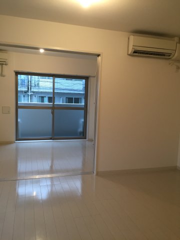 居室・リビング　※別部屋の参考写真です。