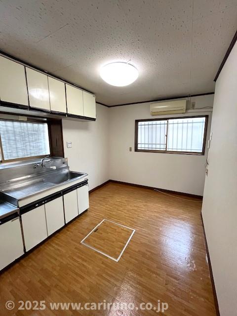 東武東上線 上福岡駅 バス乗車時間：11分 最寄りバス停で下車 徒歩2分 2階建 築48年のキッチン写真