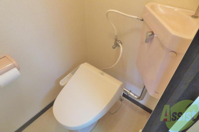 トイレ　ウォシュレット付きのシンプルなトイレですね。はい。