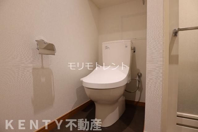 トイレ　落ち着いた色調のトイレです