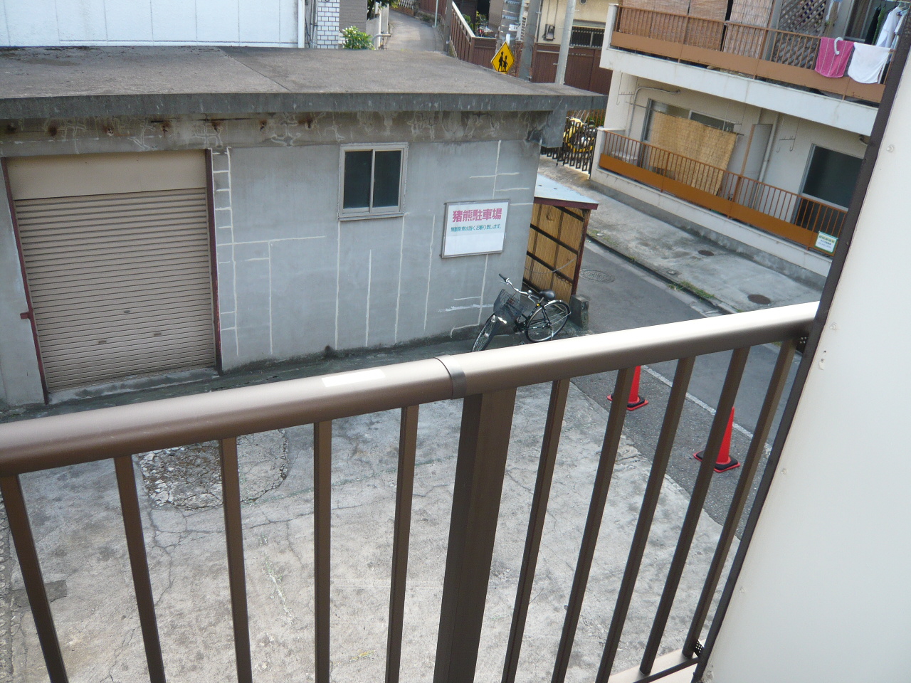 眺望　南向きバルコニー前は駐車場で日当たり良好