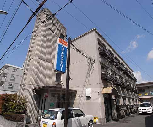 京都市伏見区津知橋町のマンションの建物外観