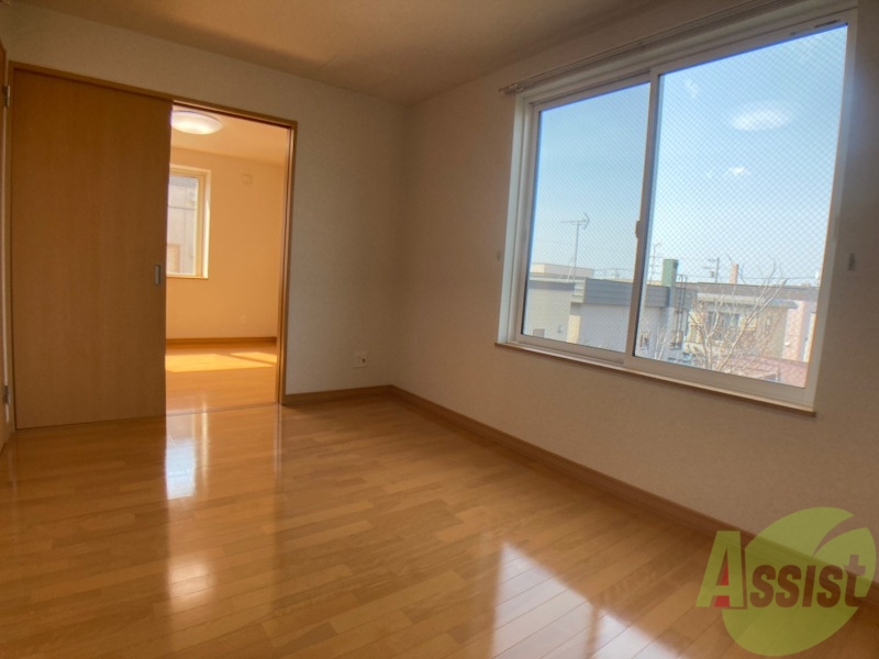 居室・リビング　広くてキレイなお部屋が広がっていて、充実した生活が送れそう。