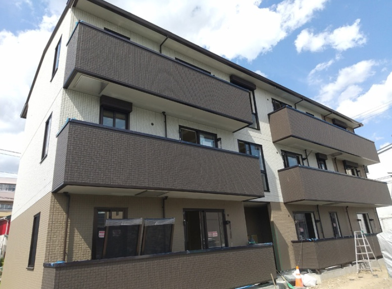 建物外観　南向き３階建てアパート