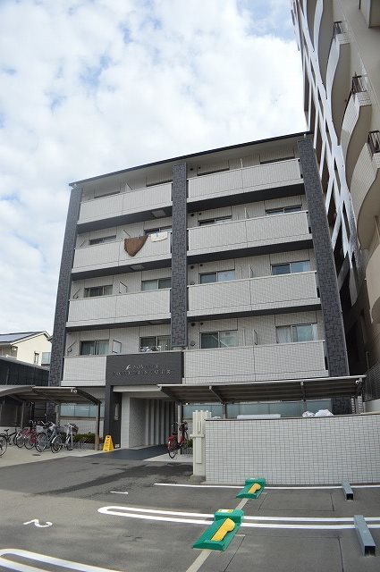 京都市右京区西院六反田町のマンションの建物外観
