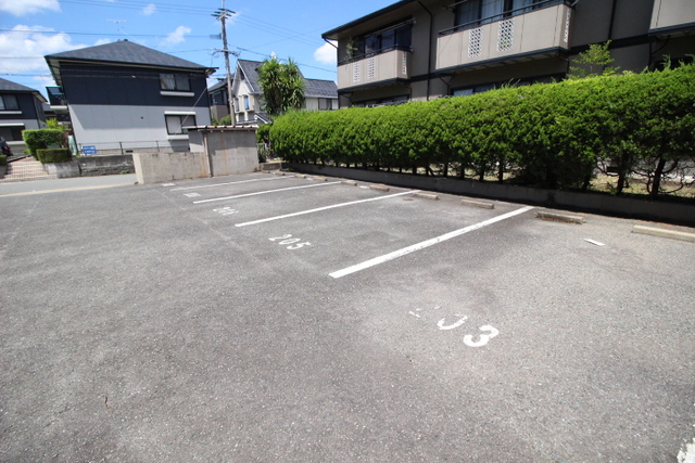 【セジュール春日IIの駐車場】