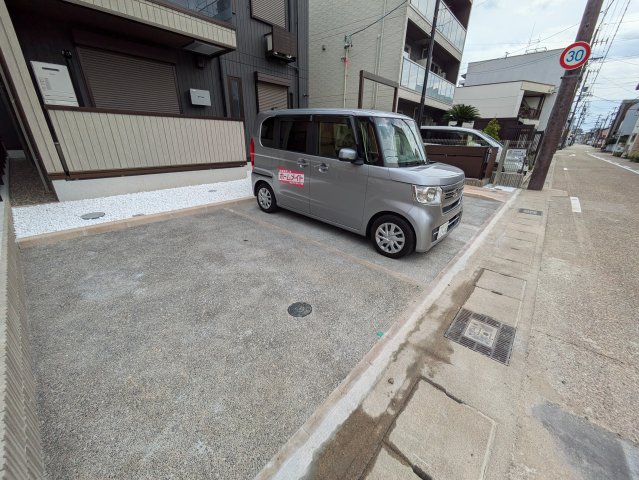 【Rue加納本町の駐車場】