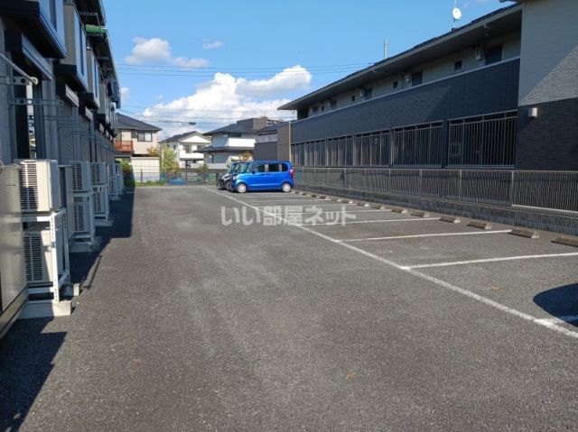 【古河市本町のアパートの駐車場】