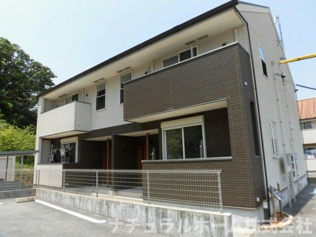 田原市六連町のアパートの建物外観