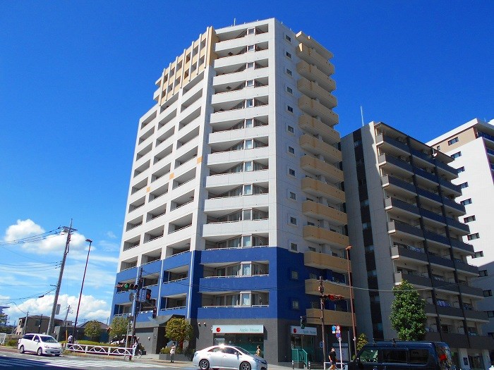 日野市新町のマンションの建物外観