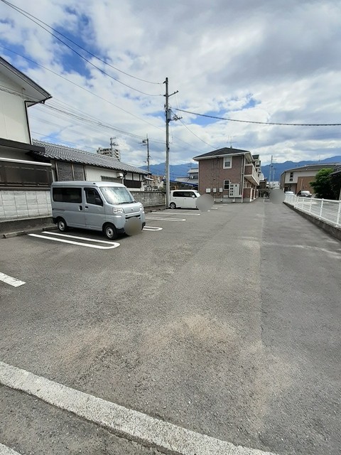 【新居浜市高木町のアパートの駐車場】