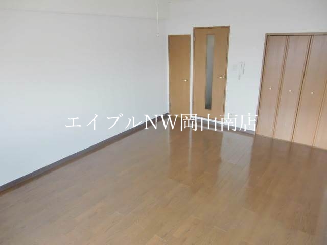 居室・リビング　同物件別部屋の写真です