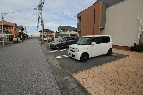 【米原市中多良のアパートの駐車場】