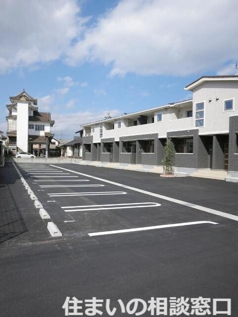 【西尾市平坂町のアパートの駐車場】