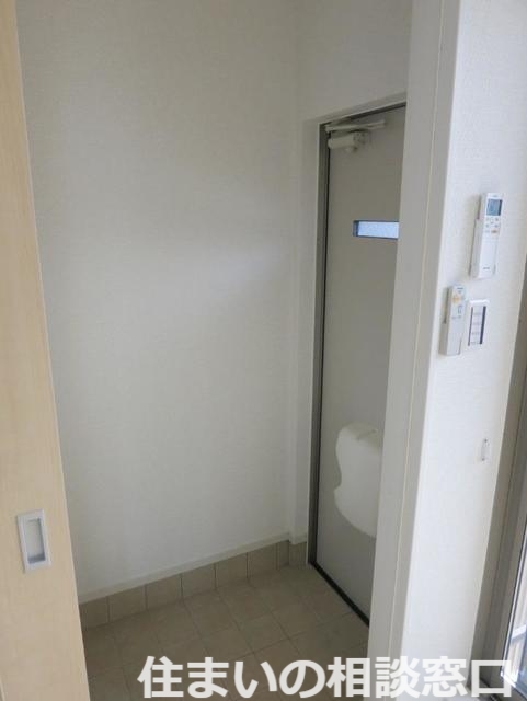 【西尾市平坂町のアパートの玄関】
