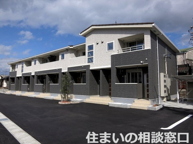 【西尾市平坂町のアパートの建物外観】