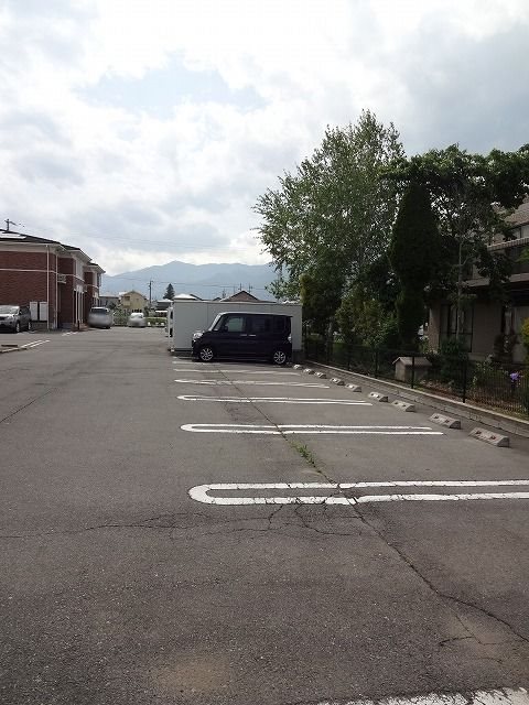 【松本市波田のアパートの駐車場】