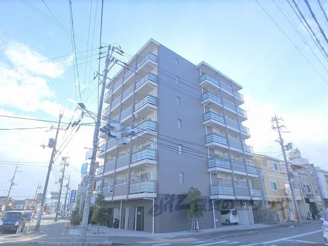 京都市右京区梅津南上田町のマンションの建物外観