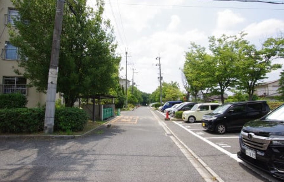 【庭代台団地5棟の駐車場】